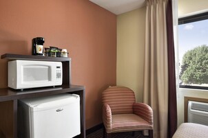 Habitación estándar, 2 camas de matrimonio | Servicio de la habitación