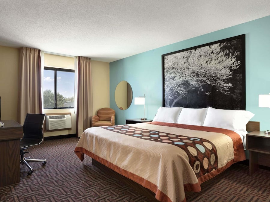 Een bureau, een laptopwerkplek, een strijkplank/strijkijzer