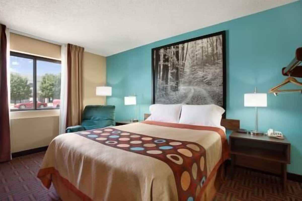 Desk, laptop workspace, iron/ironing board, rollaway beds