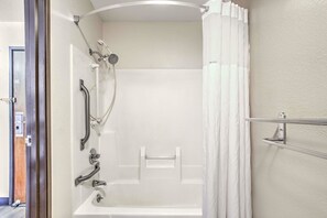 Camera, 1 letto queen, accessibile ai disabili | Bagno | Combinazione doccia/vasca, set di cortesia gratuito, asciugacapelli