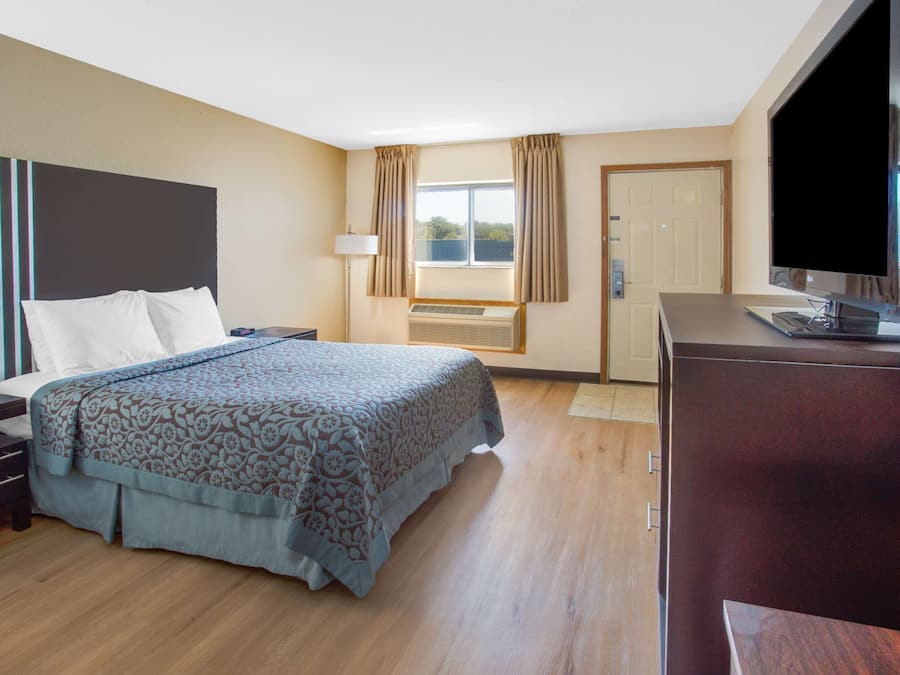 Zimmer, 1 Queen-Bett, barrierefrei | Schreibtisch, Verdunkelungsvorhänge, Bügeleisen/Bügelbrett