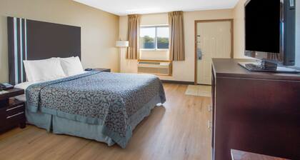 Days Inn by Wyndham Le Roy/Bloomington Southeast