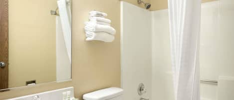 Ein Badezimmer mit Waschbecken, Toilette und Dusche.