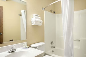 Bañera con ducha, toallas