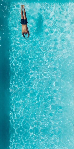 Una piscina techada, sillones reclinables de piscina