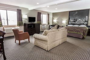 Studio Suite, 1 King Bed, Non Smoking | In-room safe, desk, laptop workspace, soundproofing