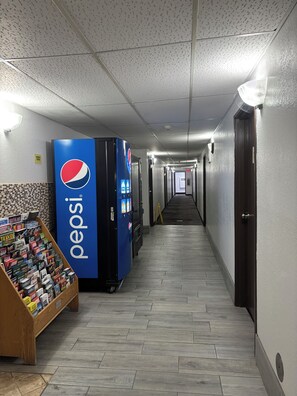 Hallway - Super 8 by Wyndham Mundelein/Libertyville Area (Mundelein)