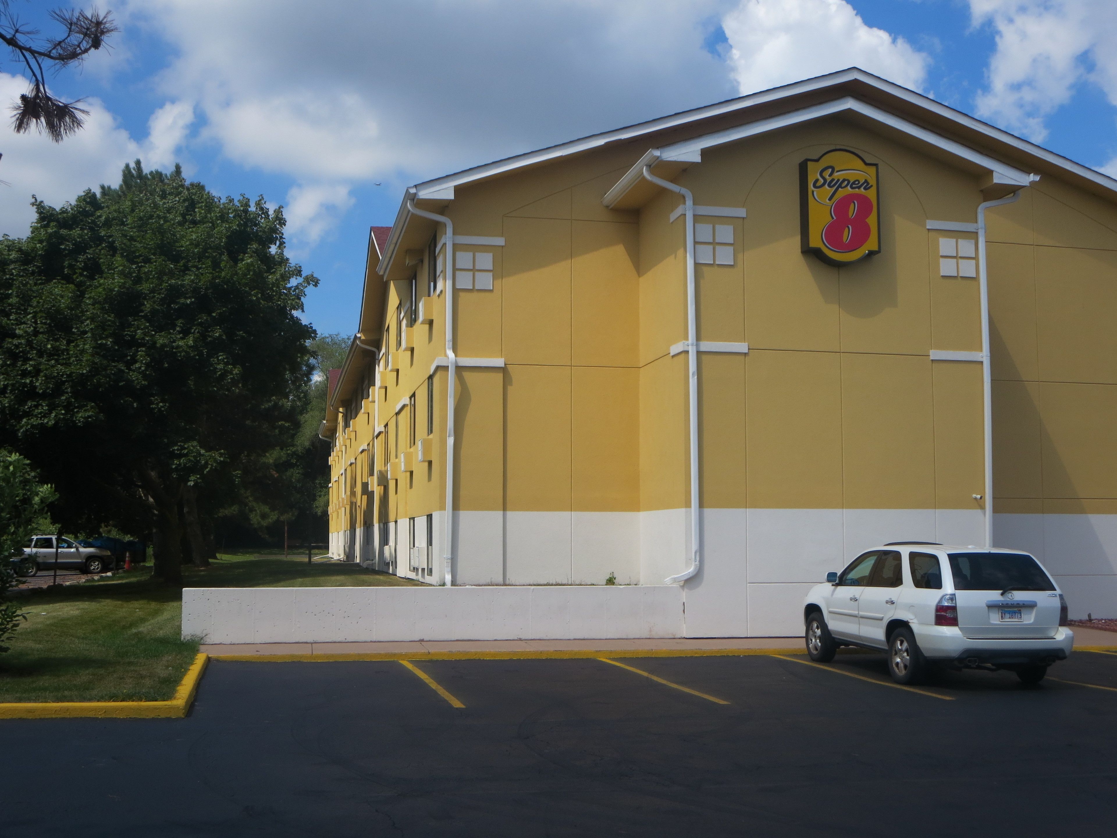 Photo - Super 8 by Wyndham Mundelein/Libertyville Area