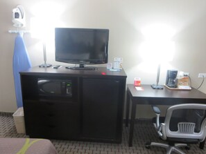 Kamar Double, 2 Tempat Tidur Double, Bebas Asap Rokok | Brankas, meja kerja, ruang kerja ramah laptop, dan kedap suara