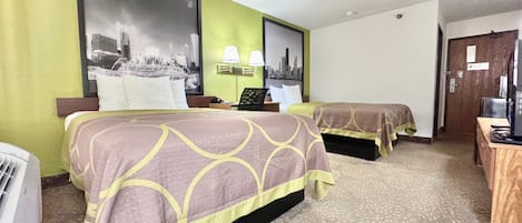 Kamar Double, 2 Tempat Tidur Double | Meja kerja, setrika/meja setrika, dan tempat tidur lipat/tambahan