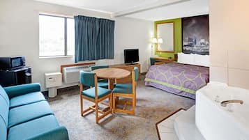 Deluxe studio suite, 1 queensize bed, niet-roken | Een bureau, een strijkplank/strijkijzer, extra bedden (toeslag)