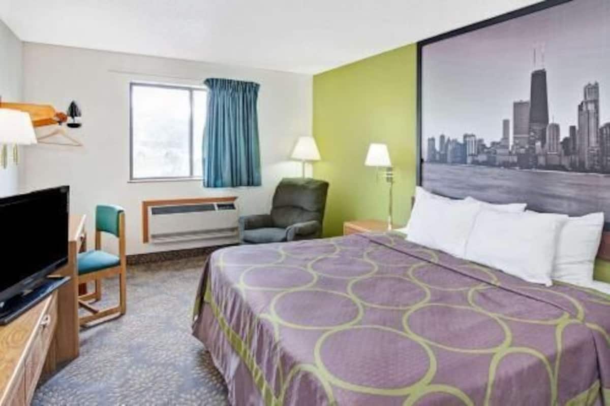 Desk, iron/ironing board, rollaway beds, free WiFi