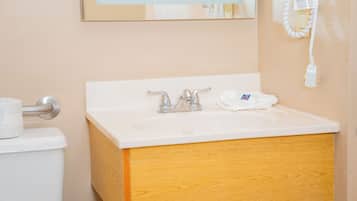 Kombinert dusj/badekar, hårføner og håndklær