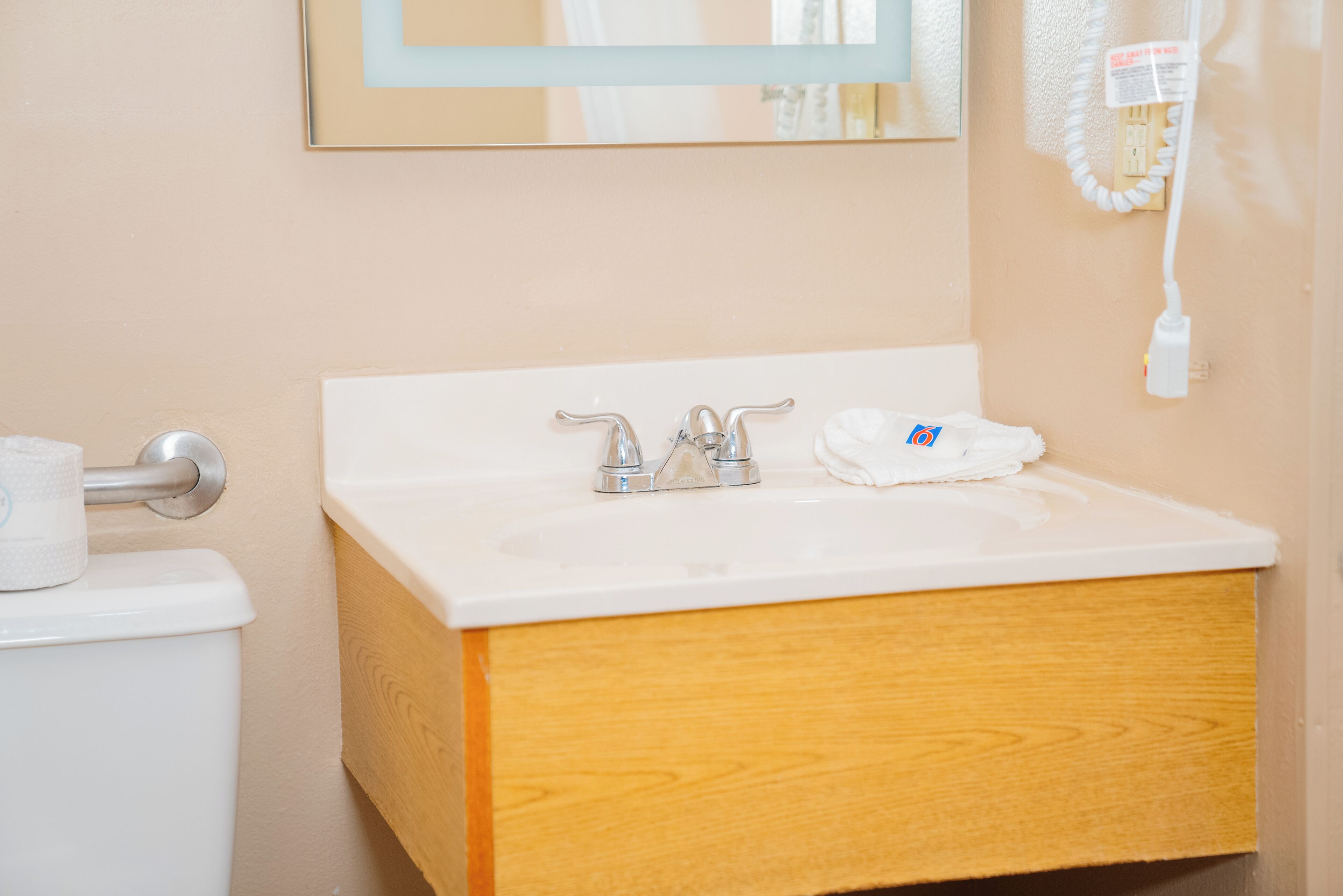 Bañera con ducha, secador de pelo, toallas