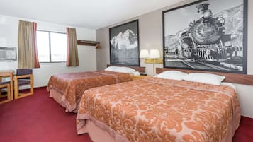 Hotelkamer met twee bedden, een bureau, een stoel, een televisie en een groot gepresenteerd fotokader met een trein aan de muur.