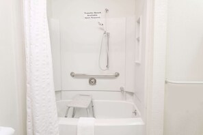 Szoba, 1 queen (nagyméretű) franciaágy, akadálymentesített, nemdohányzó (Mobility) | Fürdőszoba | Zuhanyzó/kád kombinációja, hajszárító és törölközők