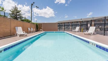 Piscine extérieure, chaises longues