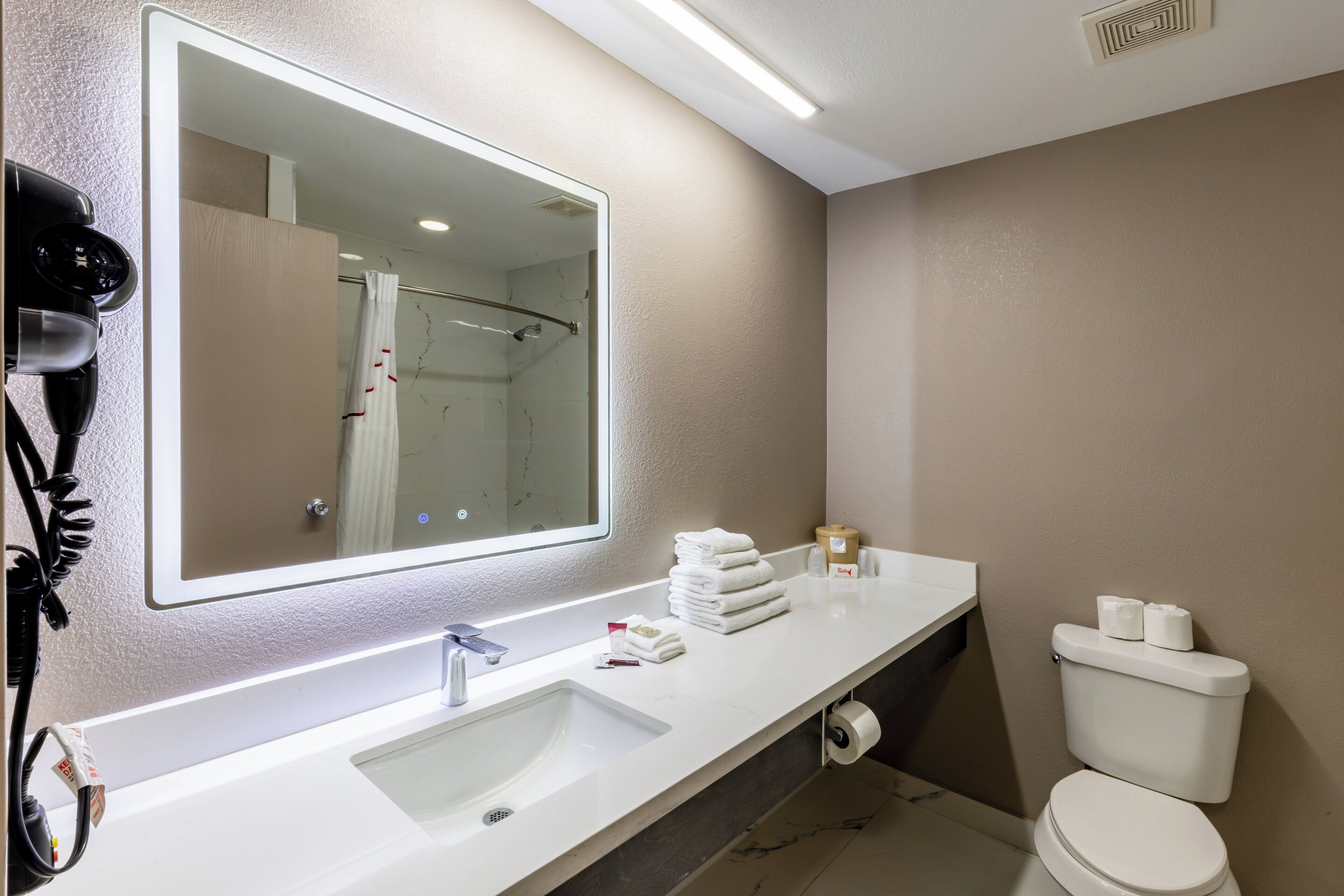 Combined shower/bathtub, free toiletries, towels, soap