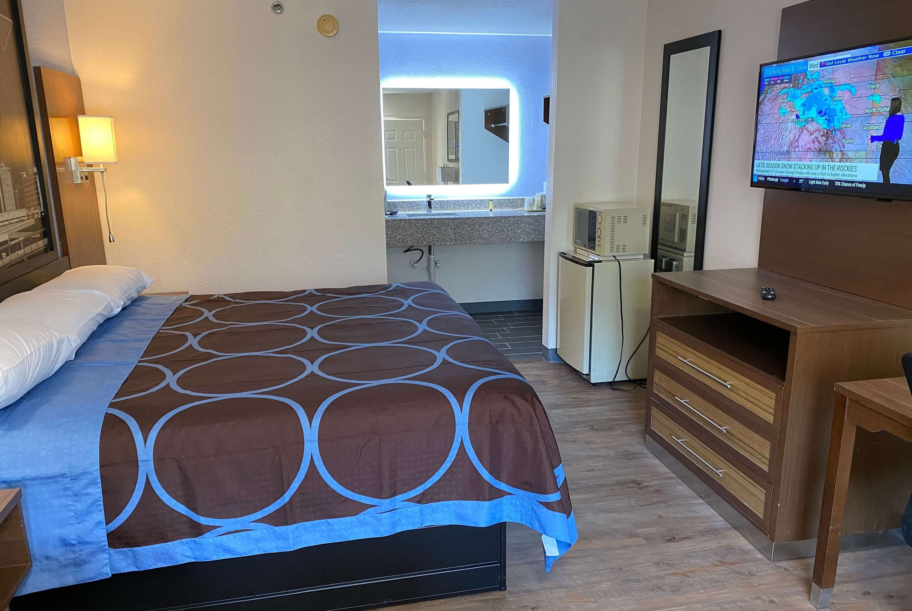 客房内保险箱、办公桌、熨斗/熨板、免费 WiFi