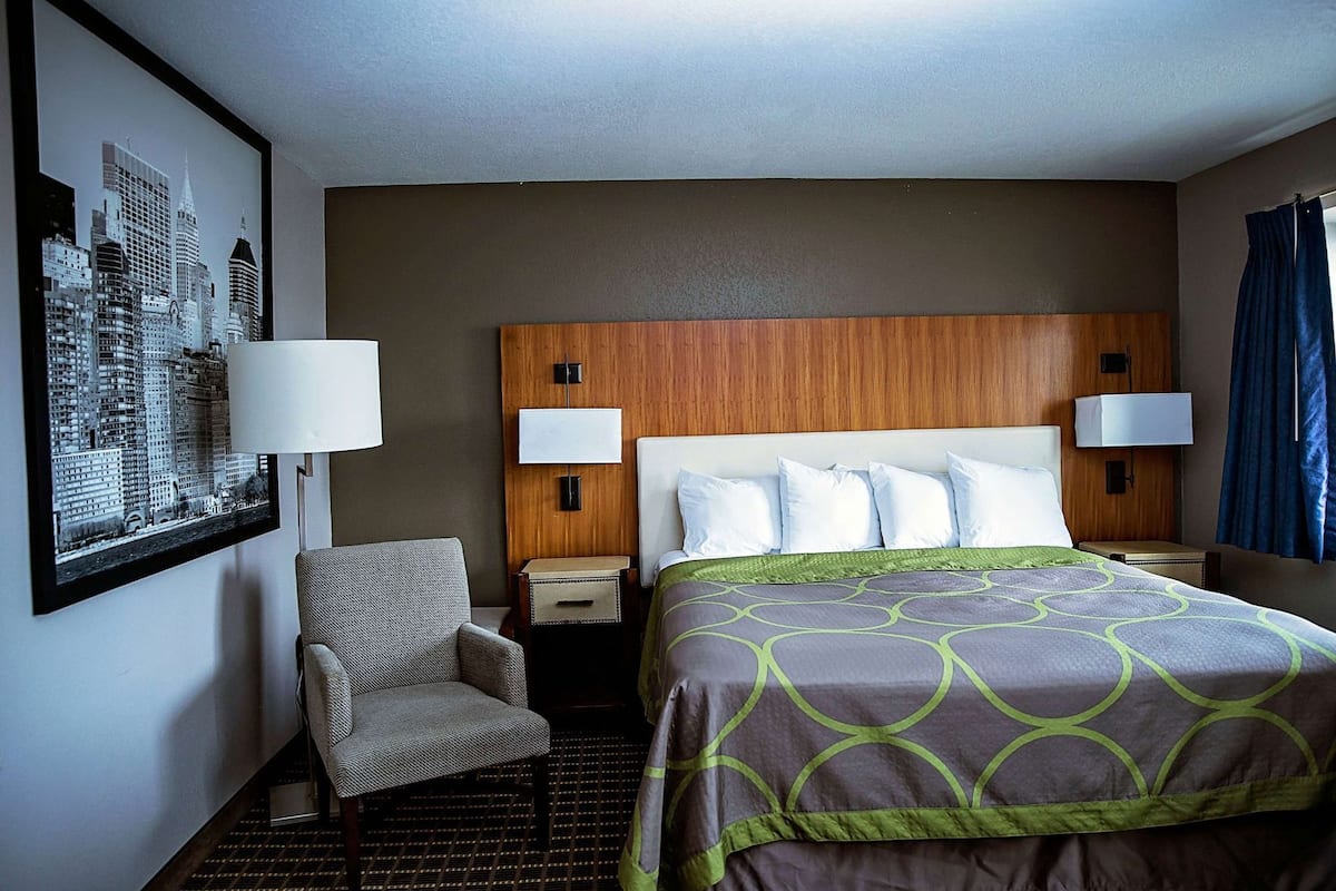 Individually furnished, desk, free cribs/infant beds, free WiFi