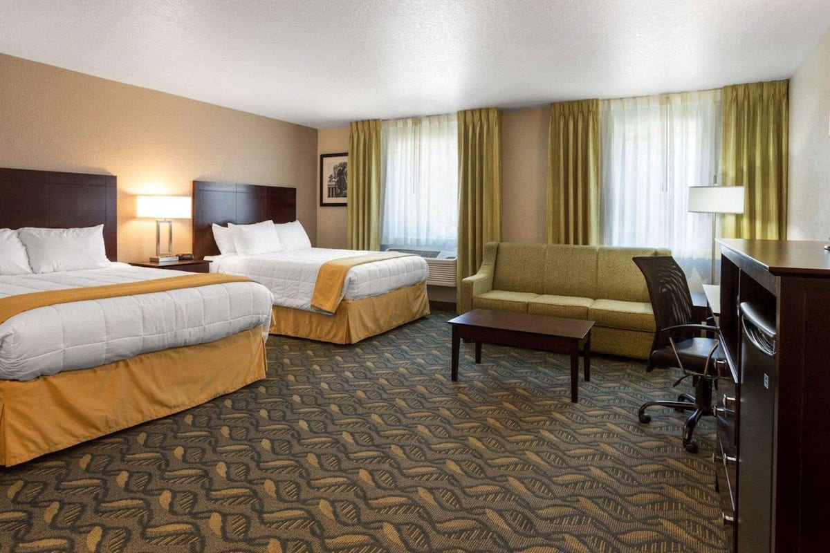 Suite 2 Queen Beds, with Sofa Bed, Non-Smoking.