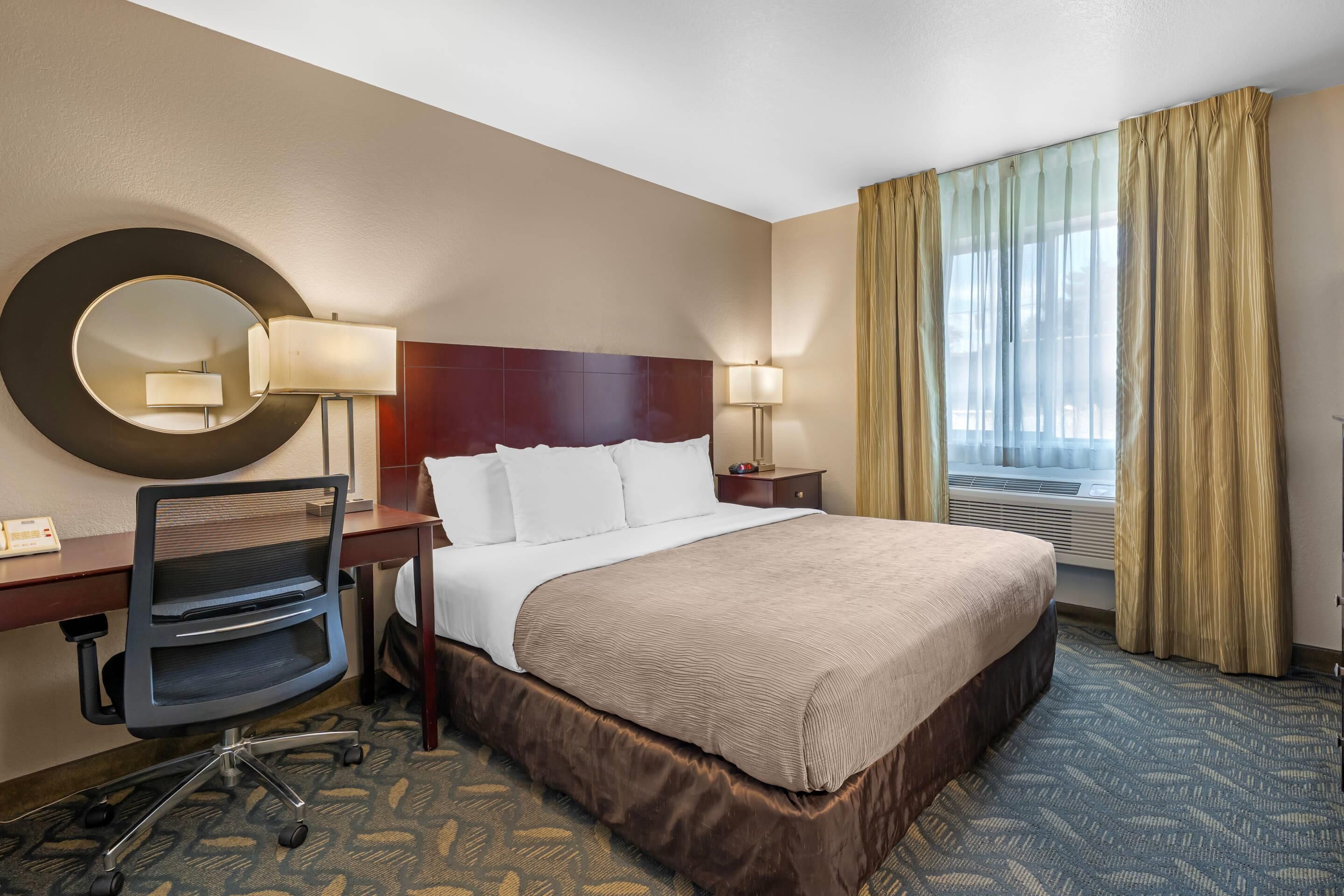 Standard Room 1 King Bed, 1st Floor, Roll-in Shower,  Accessible, Non-Smoking | 책상, 다리미/다리미판, 무료 유아용 침대, 무료 WiFi