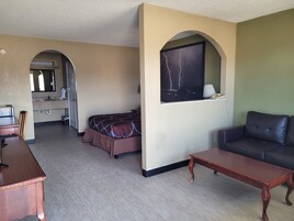 Habitación, 1 cama de matrimonio, no fumadores (Mobility Bathtub w/Grab Bars) | Escritorio, wifi gratis, ropa de cama