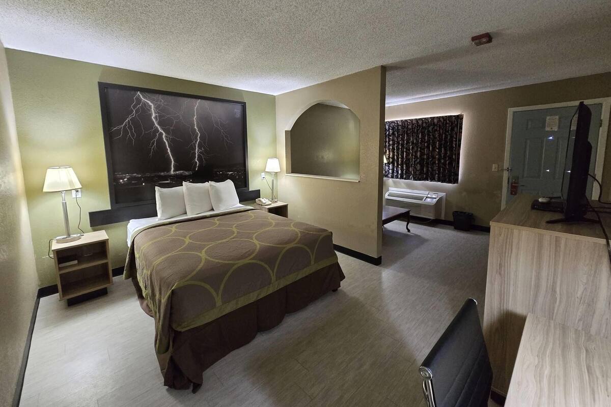 Chambre, 1 grand lit, accessible aux personnes à mobilité réduite (Mobility Bathtub w/Grab Bars)