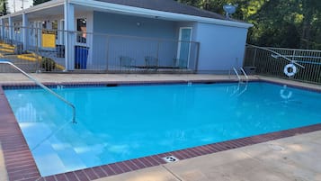 Een seizoensgebonden buitenzwembad