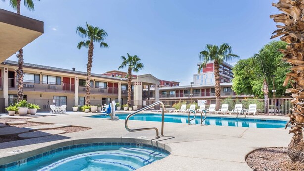 Pool - Super 8 by Wyndham Tempe/ASU/Airport (Tempe)
