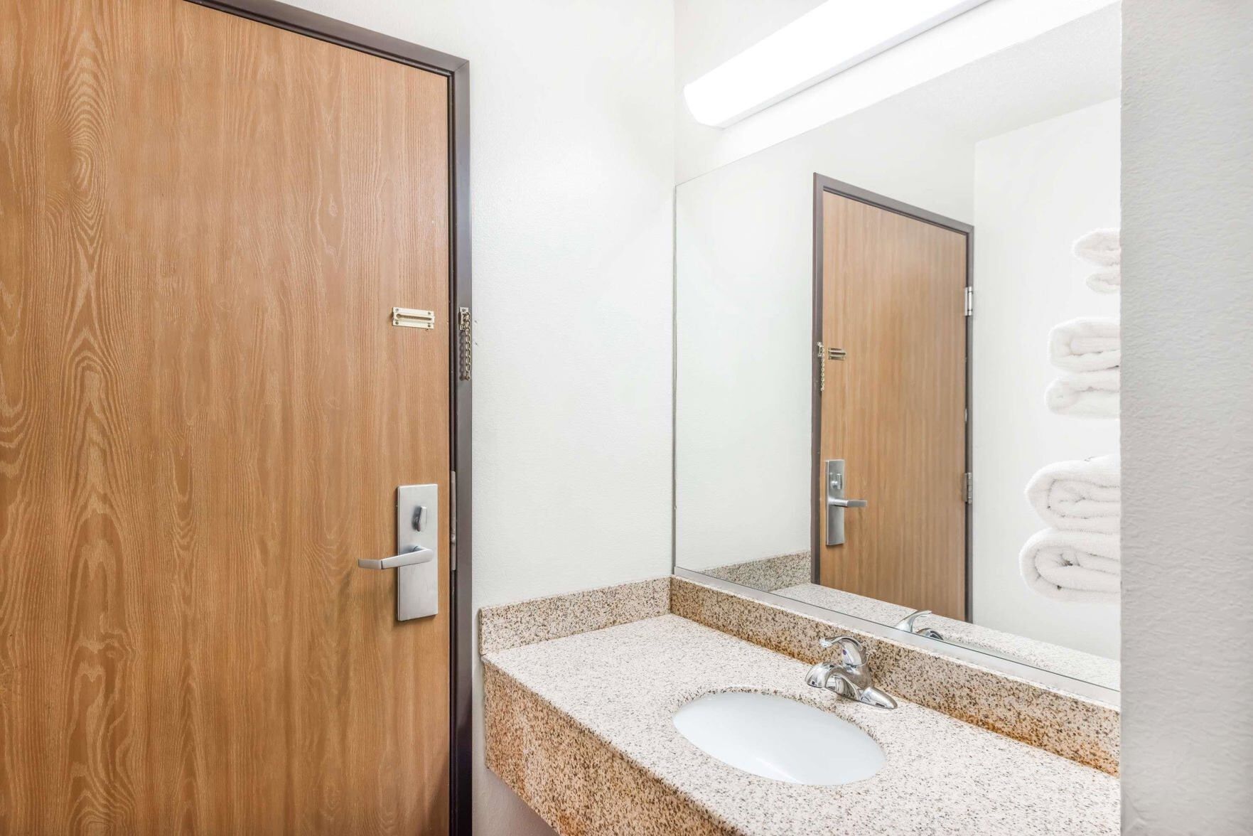 Baño | Tina con regadera, amenidades de baño gratuitas, secadora de cabello 