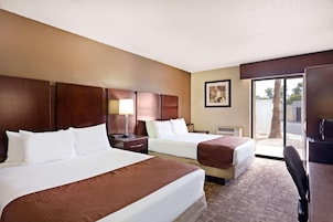 Escritorio, tabla de planchar con plancha, wifi gratis y ropa de cama