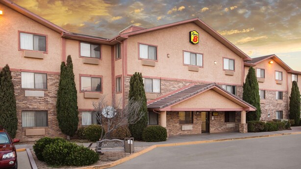 Un hotel con fachada de ladrillo, numerosas ventanas y un letrero que indica que es un hotel Star 8.