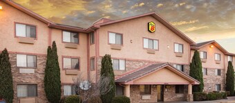 Super 8 by Wyndham Kingman