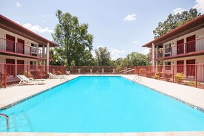 Una piscina al aire libre de temporada