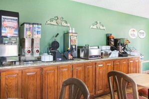 Café da manhã para viagem grátis todos os dias