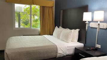 Escritorio, espacio para trabajar con laptop y cortinas blackout