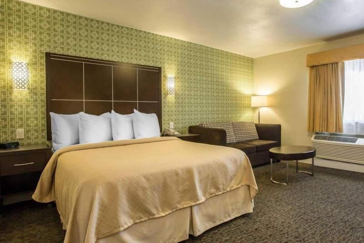 Escritorio, espacio para trabajar con laptop y cortinas blackout