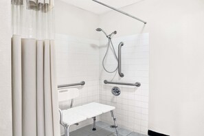 Tina con regadera, amenidades de baño gratuitas, secadora de cabello
