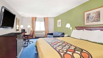 Suite, 1 cama King size | Muebles diferentes, escritorio y espacio para trabajar con laptop