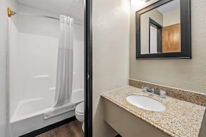 Chambre Standard, non-fumeur | Salle de bain | Articles de toilette (gratuits), séchoir à cheveux, serviettes fournies