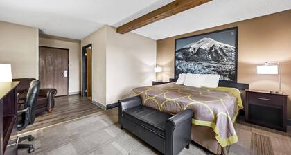 Super 8 by Wyndham Colorado Springs Peterson Space Force