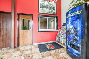 Lobby - Super 8 by Wyndham Colorado Springs Peterson Space Force (Colorado Springs)