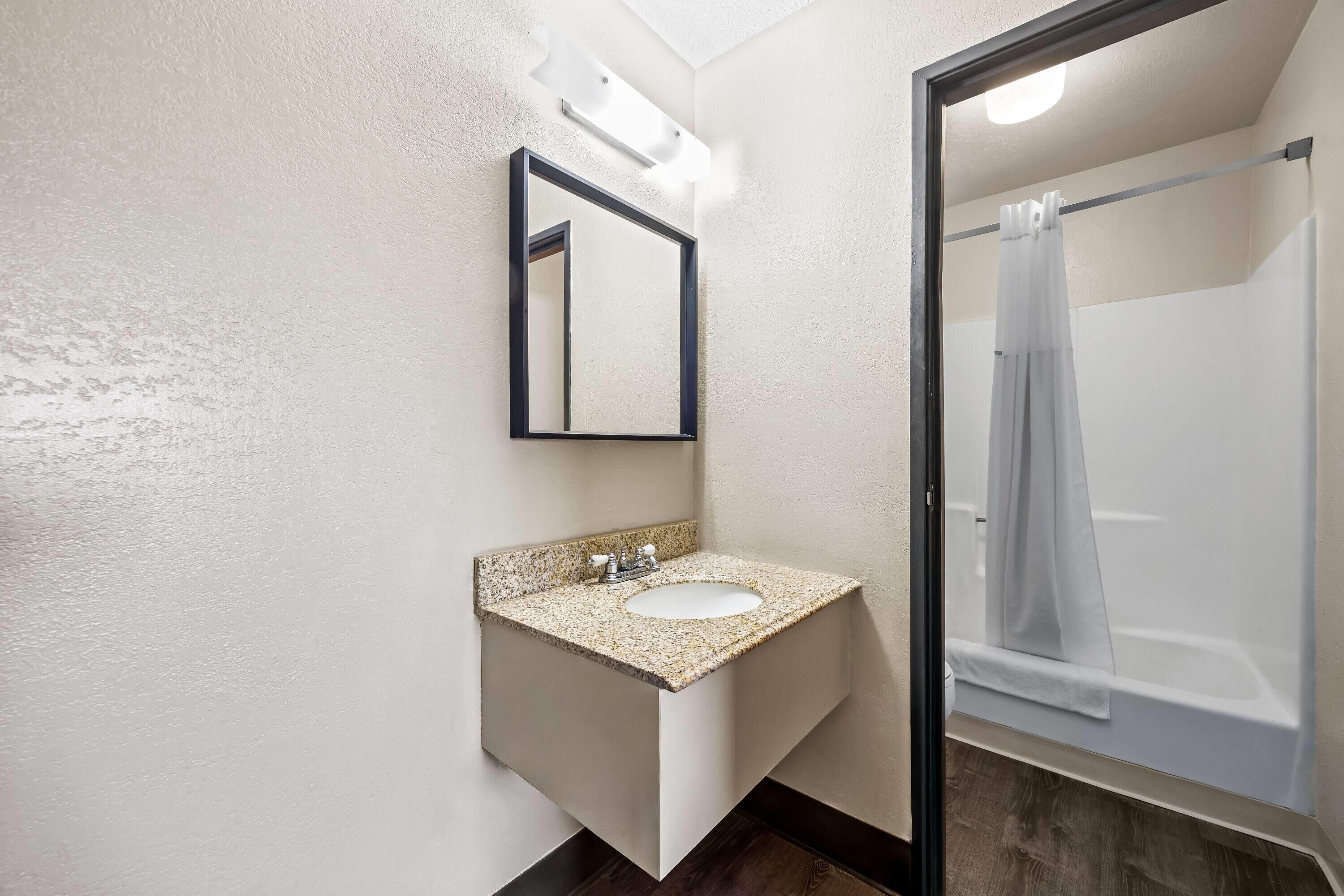 Standard Room, 1 King Bed, Non Smoking | Bathroom | Free toiletries, hair dryer, towels