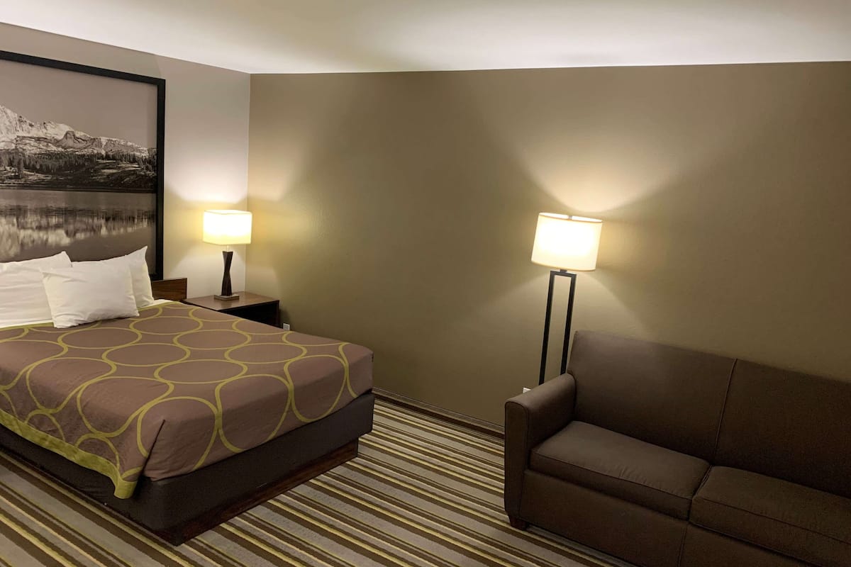 Escritorio, cortinas blackout y tabla de planchar con plancha