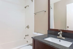 Bañera con ducha, artículos de tocador gratuitos, secador de pelo