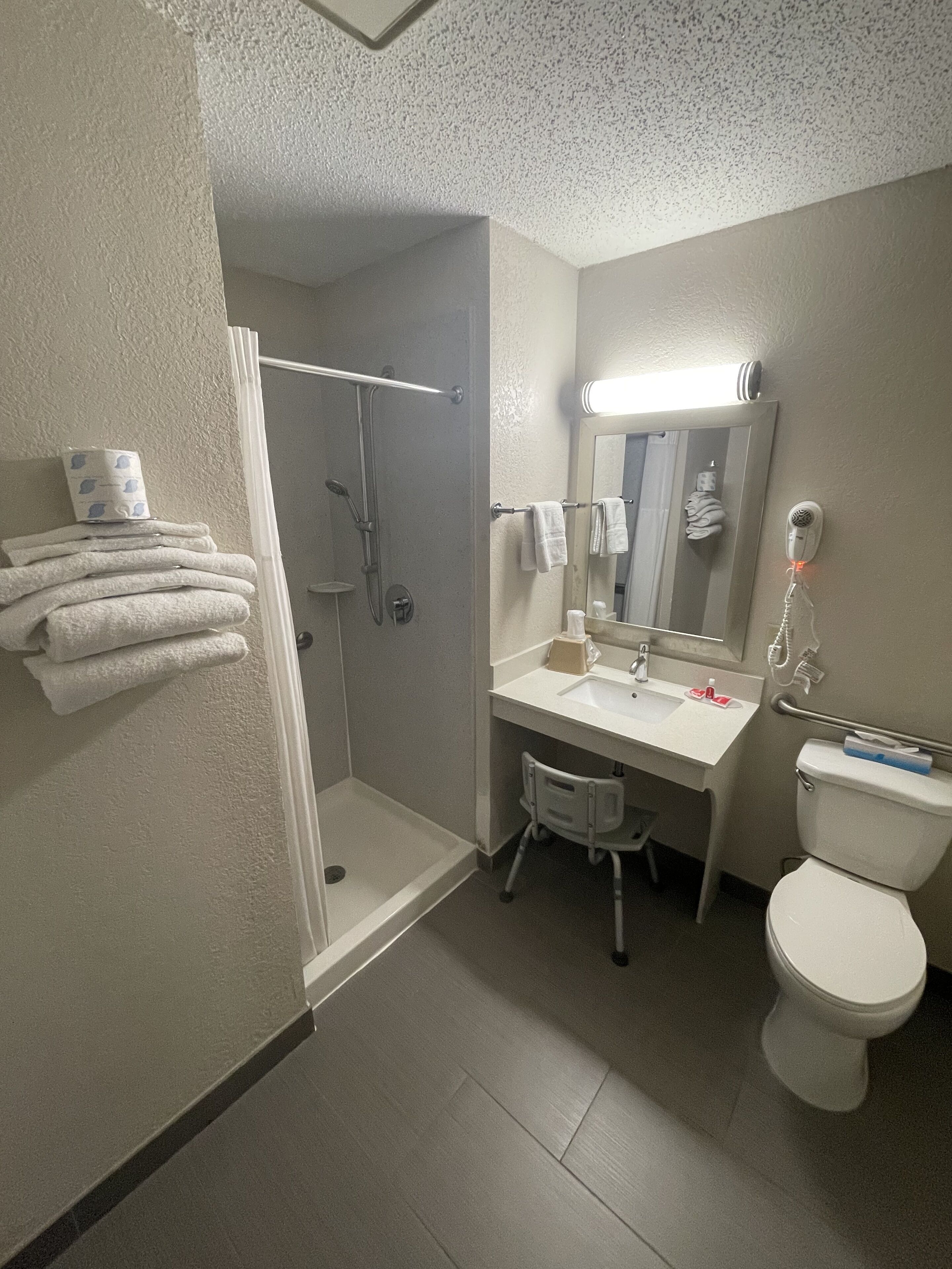 Camera Standard, 1 letto queen, accessibile ai disabili, non fumatori | Bagno | Doccia, asciugacapelli, asciugamani