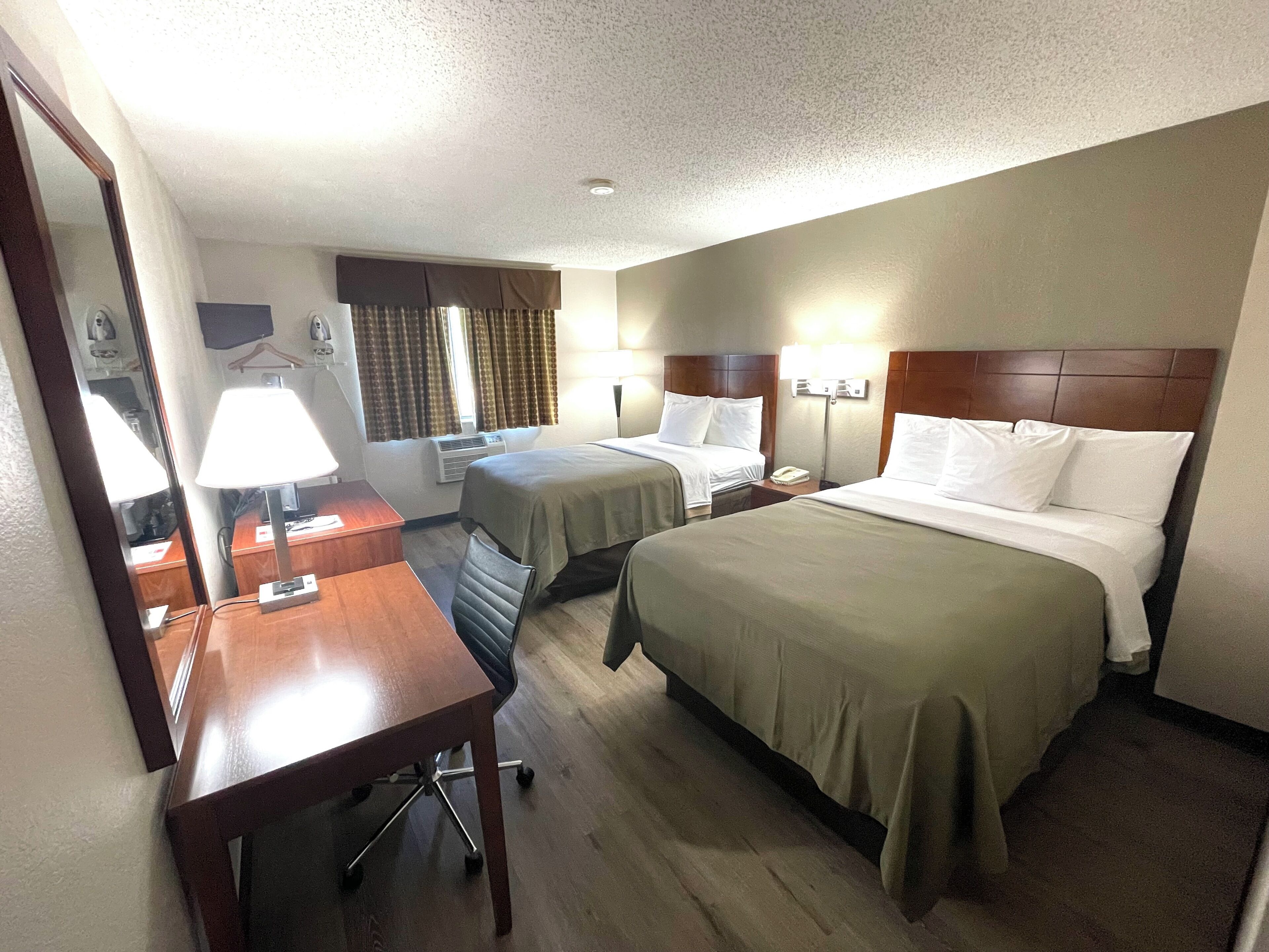 Habitación estándar, 2 camas Queen size, para no fumadores | Ropa de cama de alta calidad y escritorio 