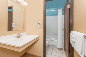 Chambre, 1 très grand lit, non-fumeur (Pet Friendly) | Salle de bain | Ensemble baignoire-douche, articles de toilette (gratuits)