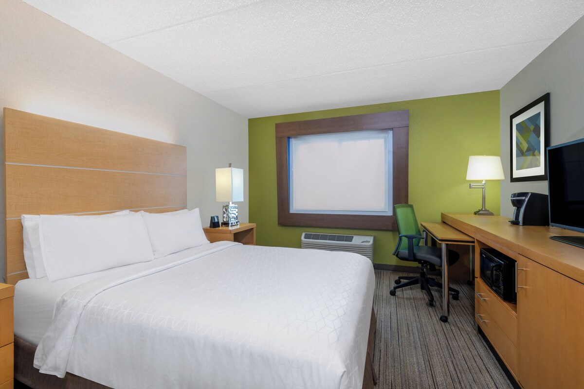 Standard Room, 1 King Bed, Accessible (Mobility Accessible) | Down comforters, in-room safe, desk, laptop workspace